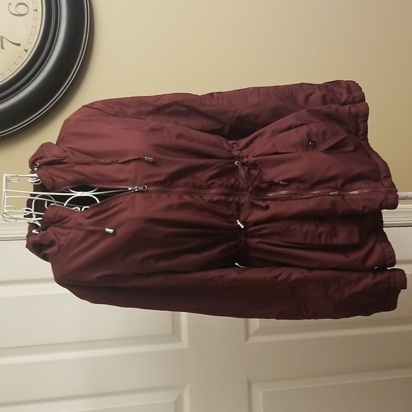 Burgundy jacket. Fits size medium - Picture 2 of 7